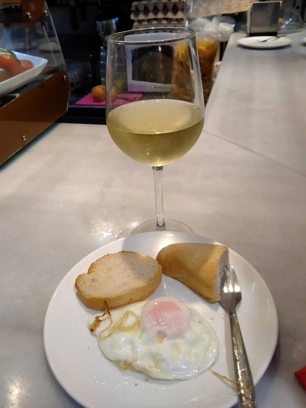 Huevo frito con vino blanco