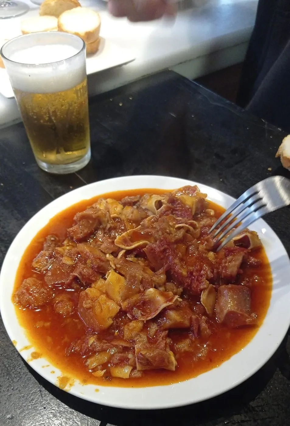 Callos con garbanzos y caña