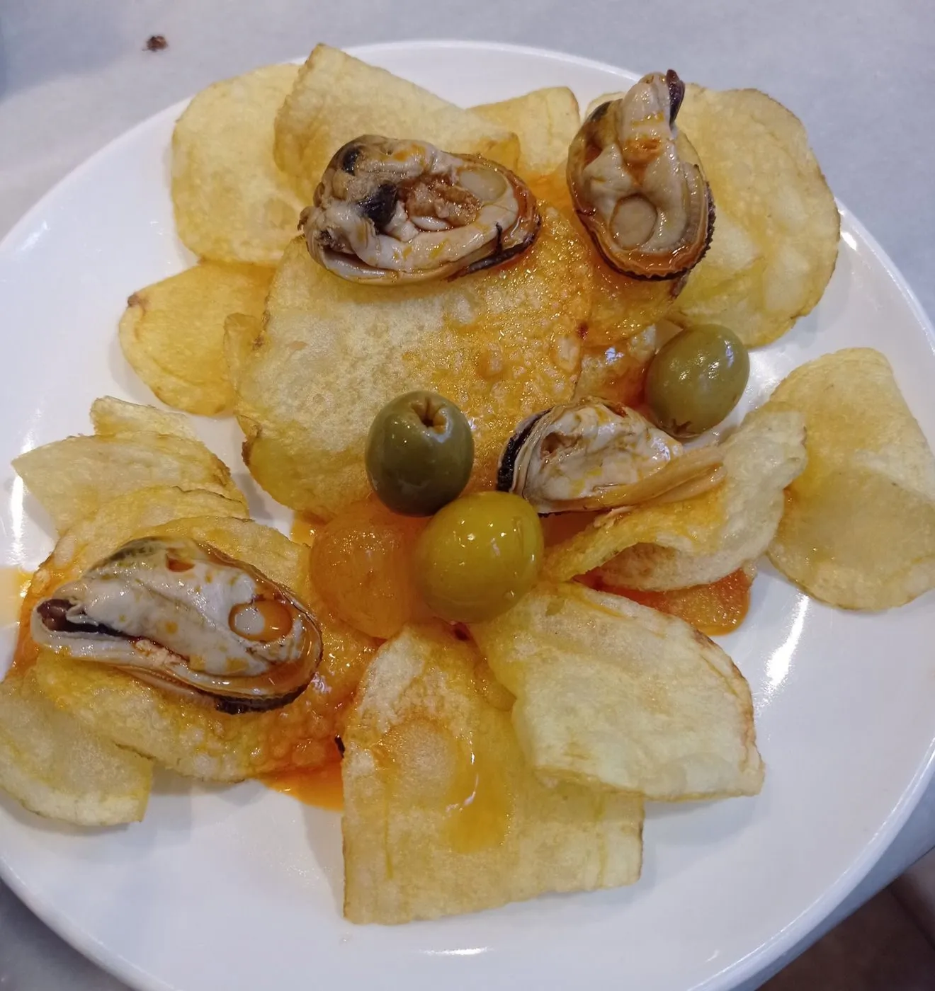Patatas, mejillones y aceitunas